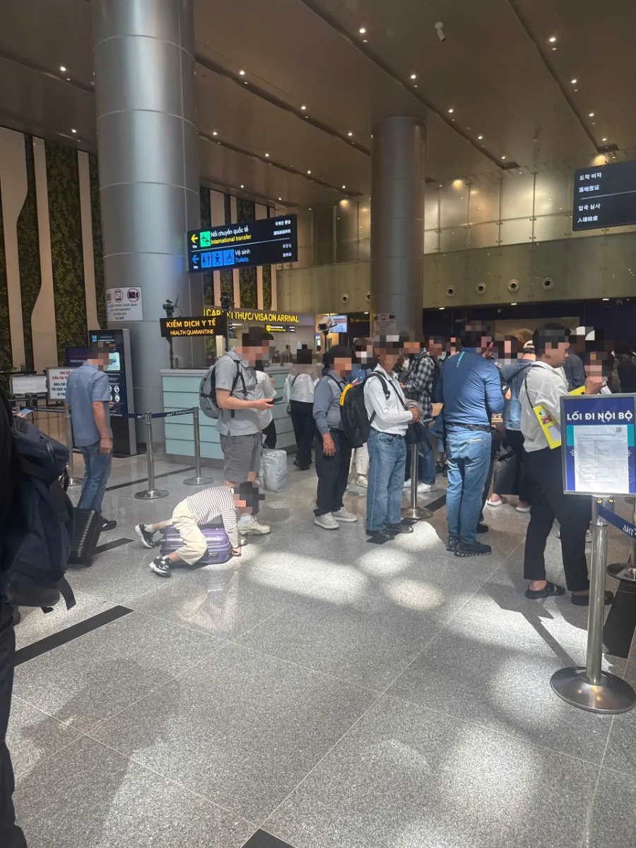 다낭공항 입국장 비자·검역 구역 앞에 길게 늘어선 대기줄