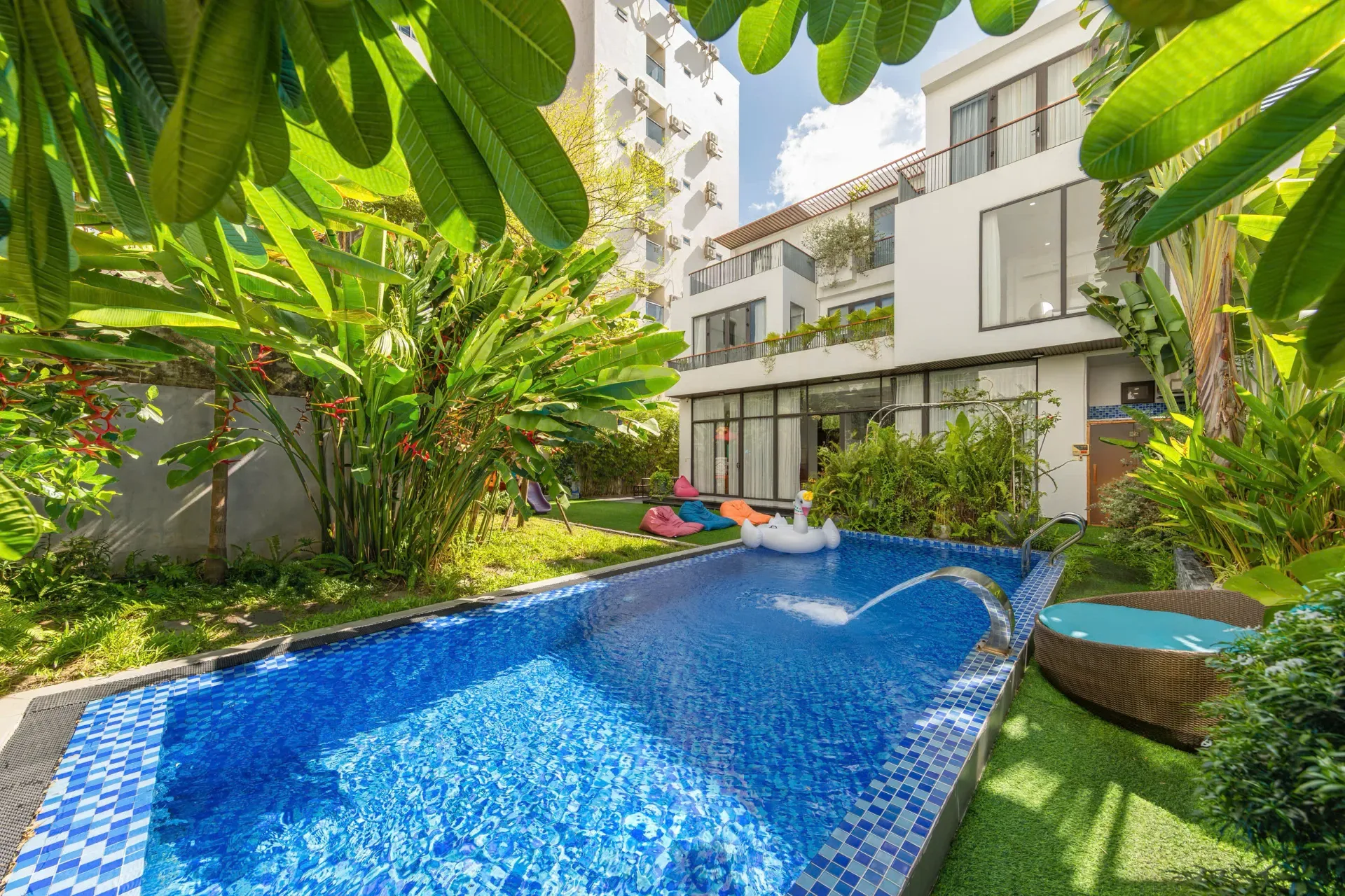 다낭 풀빌라 추천｜미케비치 3분!｜6룸 풀빌라+수영장+사우나+BBQ - 4