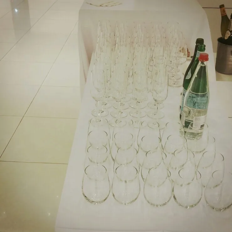 샴페인 잔과 물병이 놓인 테이블