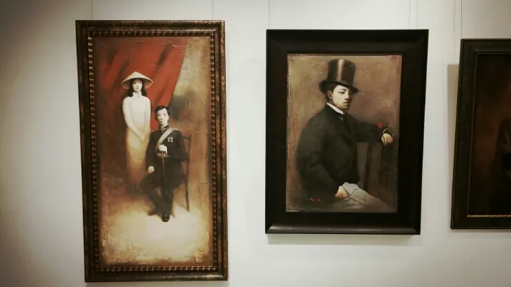 갤러리에 걸린 인물화 두 점