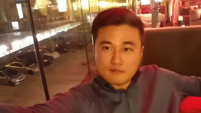 실내 창가에서 찍은 남성 셀카
