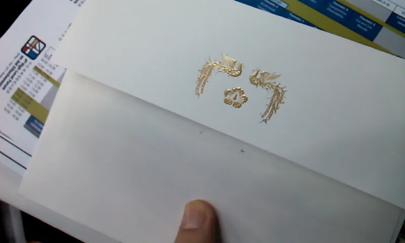 금색 문양이 찍힌 봉투